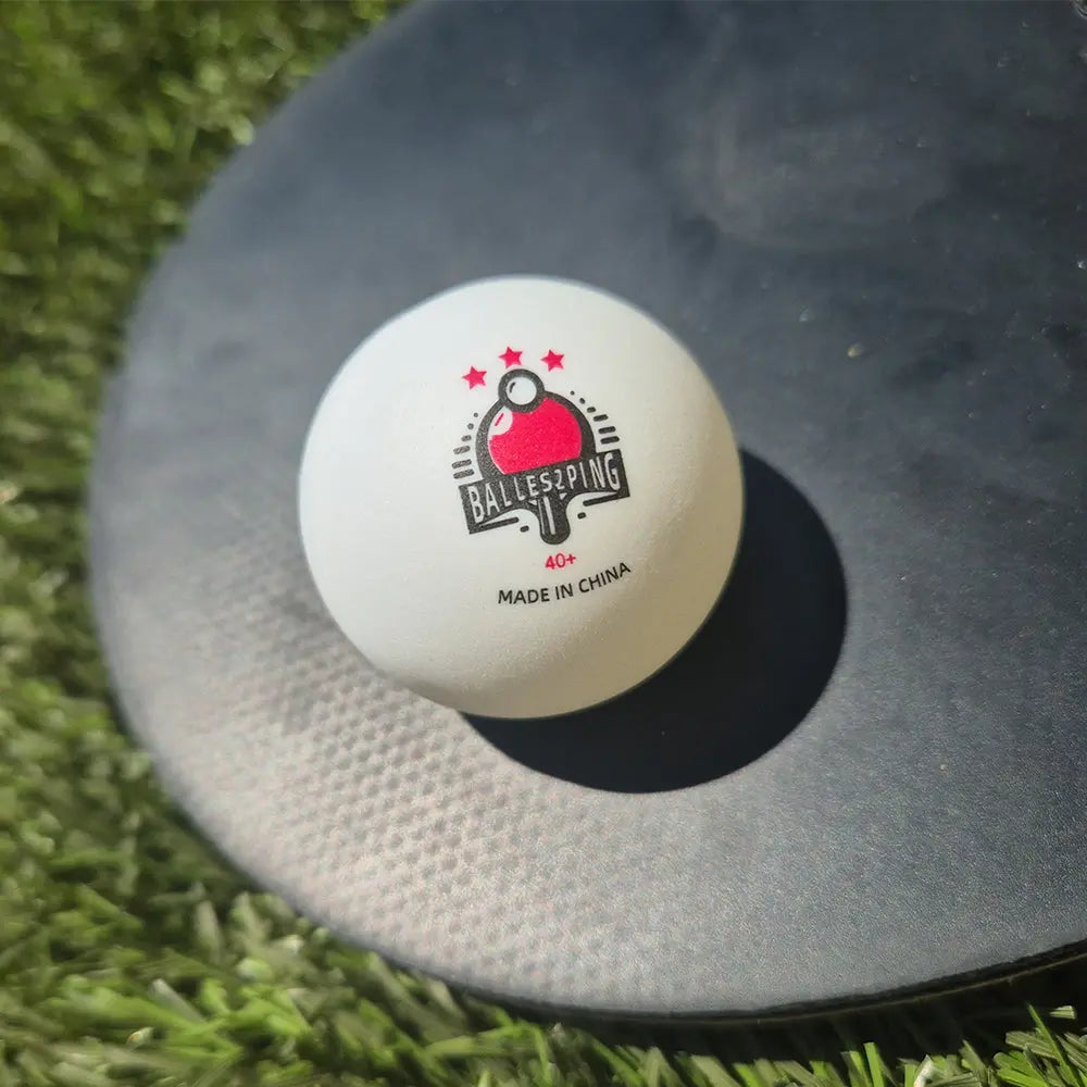 raquette de tennis de table avec la balle de marque balles2ping